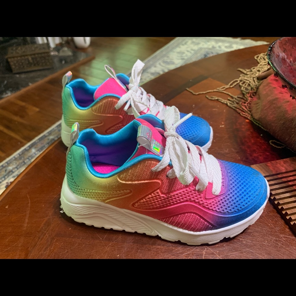 Sketchers girls sneakers. Barely worn like new condition.